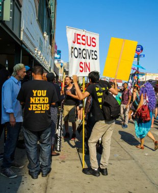 BROOKLYN, NEW YORK - 18 Haziran 2016: Ülkedeki en büyük sanat geçidi olan 34. Geleneksel Denizkızı Yürüyüşüne karşı protestocular ve antik mitoloji ve deniz kenarı ayinlerinin kutlanması