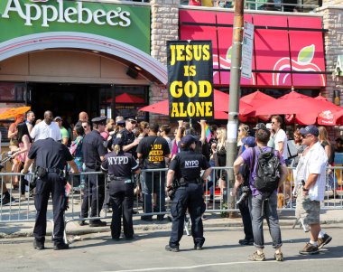BROOKLYN, NEW YORK - 18 Haziran 2016: Ülkedeki en büyük sanat geçidi olan 34. Geleneksel Denizkızı Yürüyüşüne karşı protestocular ve antik mitoloji ve deniz kenarı ayinlerinin kutlanması