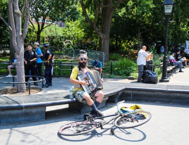 NEW YORK - 14 Temmuz 2018: Ziyaretçiler Aşağı Manhattan 'daki Washington Meydanı' nda güneşli bir günün tadını çıkarıyorlar
