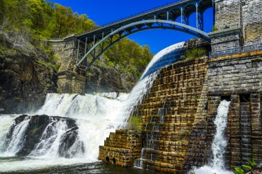 Croton Gorge Park 'taki Yeni Croton Barajı manzarası. Croton Nehri boyunca New York 'un 35 km kuzeyinde Croton-on-on-Hudson yakınlarında uzanır.
