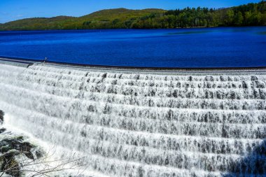 Westchester 'daki Yeni Croton Barajı. Croton Nehri boyunca New York 'un 35 km kuzeyinde Croton-on-on-Hudson yakınlarında uzanır.