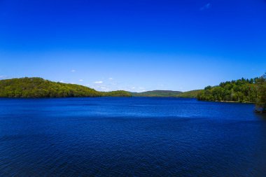 Westchester County, New York 'taki New Croton Rezervuarı. New York' un su tedarik sisteminin bir parçası.