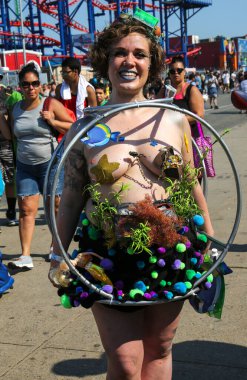 NEW YORK - 18 Haziran 2016: Ülkedeki en büyük sanat geçidi olan 34. Yıllık Denizkızı Yürüyüşü 'ne katılanlar ve antik mitoloji ve deniz kenarı ayinlerinin kutlanması