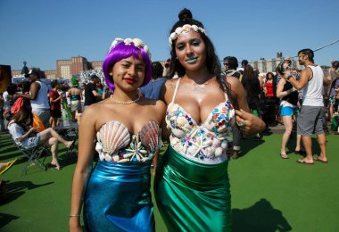 NEW YORK - 18 Haziran 2016: Ülkedeki en büyük sanat geçidi olan 34. Yıllık Denizkızı Yürüyüşü 'ne katılanlar ve antik mitoloji ve deniz kenarı ayinlerinin kutlanması