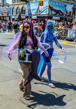 NEW YORK - 18 Haziran 2016: Ülkedeki en büyük sanat geçidi olan 34. Yıllık Denizkızı Yürüyüşü 'ne katılanlar ve antik mitoloji ve deniz kenarı ayinlerinin kutlanması