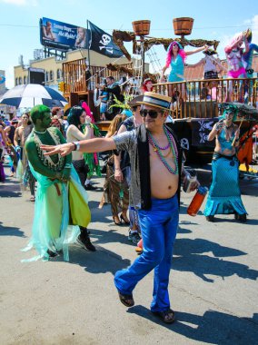 NEW YORK - 18 Haziran 2016: Ülkedeki en büyük sanat geçidi olan 34. Yıllık Denizkızı Yürüyüşü 'ne katılanlar ve antik mitoloji ve deniz kenarı ayinlerinin kutlanması