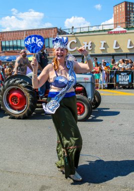 NEW YORK - 18 Haziran 2016: Ülkedeki en büyük sanat geçidi olan 34. Yıllık Denizkızı Yürüyüşü 'ne katılanlar ve antik mitoloji ve deniz kenarı ayinlerinin kutlanması