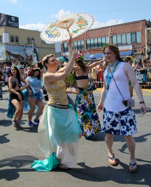 NEW YORK - 18 Haziran 2016: Ülkedeki en büyük sanat geçidi olan 34. Yıllık Denizkızı Yürüyüşü 'ne katılanlar ve antik mitoloji ve deniz kenarı ayinlerinin kutlanması