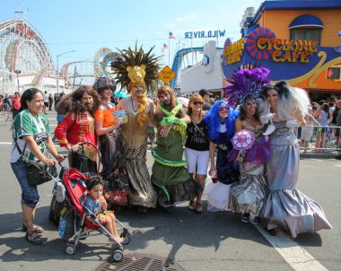 NEW YORK - 18 Haziran 2016: Ülkedeki en büyük sanat geçidi olan 34. Yıllık Denizkızı Yürüyüşü 'ne katılanlar ve antik mitoloji ve deniz kenarı ayinlerinin kutlanması