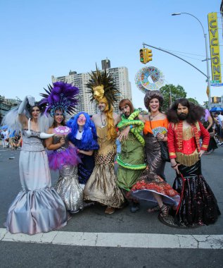 NEW YORK - 18 Haziran 2016: Ülkedeki en büyük sanat geçidi olan 34. Yıllık Denizkızı Yürüyüşü 'ne katılanlar ve antik mitoloji ve deniz kenarı ayinlerinin kutlanması