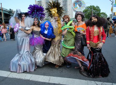 NEW YORK - 18 Haziran 2016: Ülkedeki en büyük sanat geçidi olan 34. Yıllık Denizkızı Yürüyüşü 'ne katılanlar ve antik mitoloji ve deniz kenarı ayinlerinin kutlanması