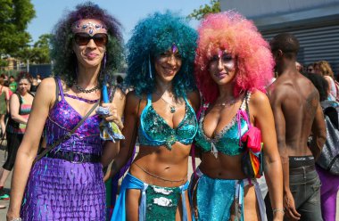 NEW YORK - 18 Haziran 2016: Ülkedeki en büyük sanat geçidi olan 34. Yıllık Denizkızı Yürüyüşü 'ne katılanlar ve antik mitoloji ve deniz kenarı ayinlerinin kutlanması