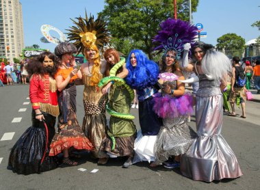 NEW YORK - 18 Haziran 2016: Ülkedeki en büyük sanat geçidi olan 34. Yıllık Denizkızı Yürüyüşü 'ne katılanlar ve antik mitoloji ve deniz kenarı ayinlerinin kutlanması