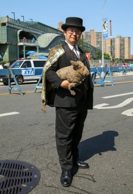 NEW YORK - 18 Haziran 2016: Ülkedeki en büyük sanat geçidi olan 34. Yıllık Denizkızı Yürüyüşü 'ne katılanlar ve antik mitoloji ve deniz kenarı ayinlerinin kutlanması