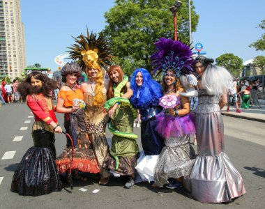 NEW YORK - 18 Haziran 2016: Ülkedeki en büyük sanat geçidi olan 34. Yıllık Denizkızı Yürüyüşü 'ne katılanlar ve antik mitoloji ve deniz kenarı ayinlerinin kutlanması