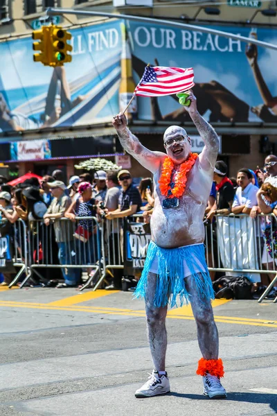 2016年6月18日 参与者参加第34届年度美人鱼游行 Annual Mermaid Parade 这是全国最大的艺术游行 同时也是对古代神话和海滨喇叭仪式的庆祝 — 图库照片