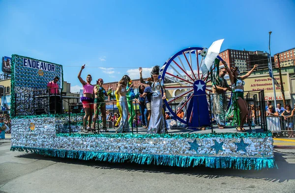 2016年6月18日 参与者参加第34届年度美人鱼游行 Annual Mermaid Parade 这是全国最大的艺术游行 同时也是对古代神话和海滨喇叭仪式的庆祝 — 图库照片