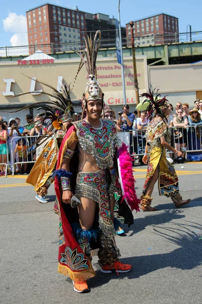 2016年6月18日 参与者参加第34届年度美人鱼游行 Annual Mermaid Parade 这是全国最大的艺术游行 同时也是对古代神话和海滨喇叭仪式的庆祝 — 图库照片