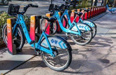 Chicago, Illinois - 12 Mart 2019 İlahi Bisiklet İstasyonu. Divvy, Chicago şehrinde bulunan ve Lyft tarafından işletilen bir bisiklet paylaşım sistemidir.