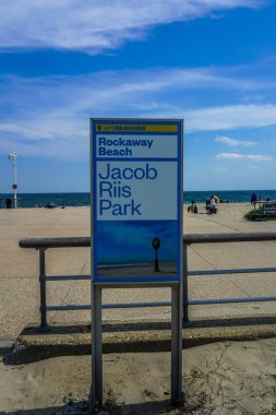 FAR ROCKAway, New York - 15 Mayıs 2020: Far Rockaway, New York 'taki Jacob Riis Park' taki Rockaway Plajı tabelası