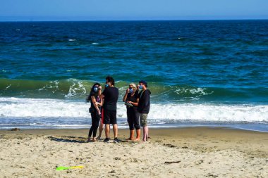 FAR ROCKAway, New York - 15 Mayıs 2020: Güneş banyosu ve yüzücüler COVID-19 salgını sırasında Jacob Riis Park 'taki Rockaway Sahili' nde sahili doldurdular. New York plajları şu anda yüzme nedeniyle kapalı.