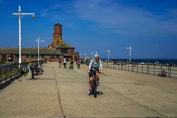 Far Rockaway New York May 2020 Bicyclists Enjoy Outdoor Covid — Stock Photo, Image