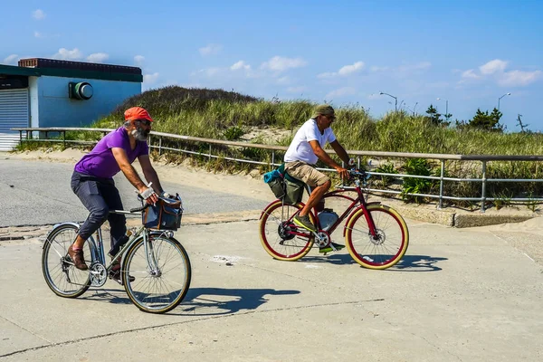 Far Rockaway New York May 2020 Bicyclists Enjoy Outdoor Covid — Stock Photo, Image