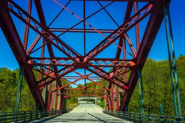 New Croton Reservoir üzerindeki kemer köprüsünden geçen AMVETS Memorial Köprüsü Westchester County, New York 'taki Taconic State Parkway