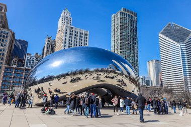 Chicago, Illinois - 12 Mart 2019: Millennium Park, Chicago 'da Bulut Kapısı heykeli. Bulut Kapısı, Hindistan doğumlu İngiliz ressam Sir Anish Kapoor 'un halka açık bir heykeli. 