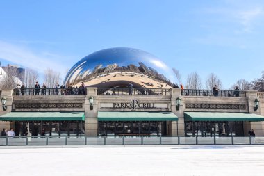 Chicago, Illinois - 12 Mart 2019 Cloud Gate heykeli ve Chicago 'daki Millennium Park Buz Pisti. Bulut Kapısı, Hindistan doğumlu İngiliz ressam Sir Anish Kapoor 'un halka açık bir heykeli. 