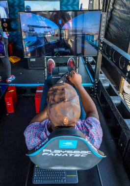NEW YORK - 14 Temmuz 2019: Oyuncular, Brooklyn Red Hook 'taki 2019 New York City E-Prix sırasında Oyun Sahası içinde yeni yarış simülatörünün tadını çıkarıyorlar. 