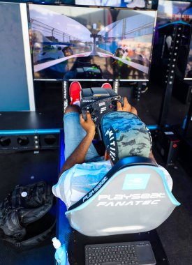 NEW YORK - 14 Temmuz 2019: Oyuncular, Brooklyn Red Hook 'taki 2019 New York City E-Prix sırasında Oyun Sahası içinde yeni yarış simülatörünün tadını çıkarıyorlar. 