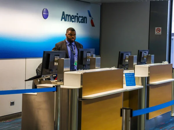 Chicago Illinois Března 2019 Agent American Airlines Brány Mezinárodního Letiště — Stock fotografie