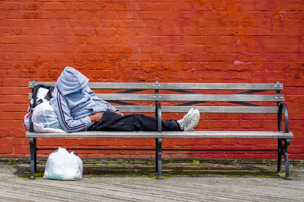 ニューヨーク州ブルックリン 2020年5月20日 ブルックリンのコニーアイランド ボードウォークでホームレスの男 — ストック写真
