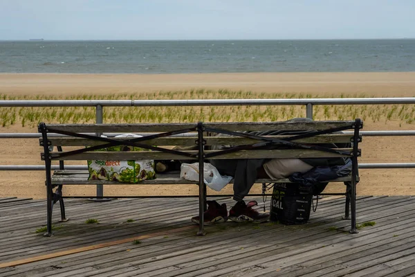 Brooklyn Nueva York Mayo 2020 Homeless Man Coney Island Boardwalk —  Fotos de Stock