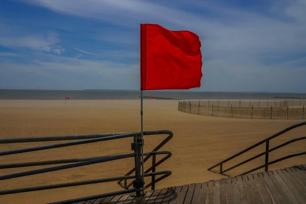 Kumsalda Kırmızı Bayrak Kırmızı Bayrak Dalgaların Yüksek Olduğu Anlamına Gelir — Stok fotoğraf
