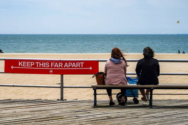 BROOKLYN, NEW YORK - 20 Mayıs 2020: New York Şehir Parkları Departmanı tarafından imzalanan imza, Coney Island Sahili Riegelmann kaldırımında sosyal mesafenin 1.80 metre olduğunu gösteriyor.
