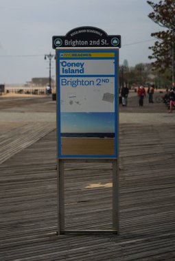 BrooKLYN, New York - 20 Mayıs 2020: Brooklyn, New York 'taki Coney Adası Sahili tabelası