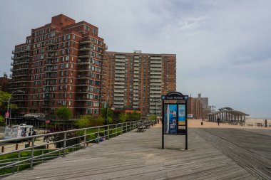 BrooKLYN, New York - 20 Mayıs 2020: Riegelmann Boardwalk tabelası Brooklyn, New York 'taki Coney Island Sahili