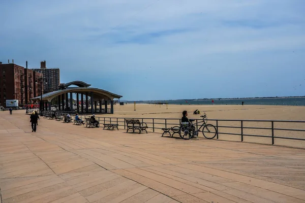 ニューヨーク州ブルックリン 2020年5月20日 ニューヨーク州ブルックリンのコニーアイランドビーチで開催されたCovid 19パンデミックの際に歩行者と自転車が屋外で楽しむ — ストック写真