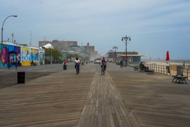 BrooKLYN, New York - 19 Mayıs 2020: Brooklyn, New York 'taki Coney Island Sahili' ndeki Riegelmann Boardwalk 'ta kum fırtınası