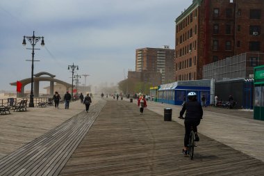 BrooKLYN, New York - 19 Mayıs 2020: Brooklyn, New York 'taki Coney Island Sahili' ndeki Riegelmann Boardwalk 'ta kum fırtınası