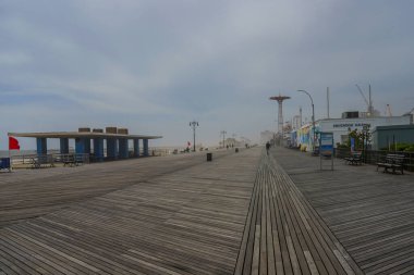 BrooKLYN, New York - 19 Mayıs 2020: Brooklyn, New York 'taki Coney Island Sahili' ndeki Riegelmann Boardwalk 'ta kum fırtınası