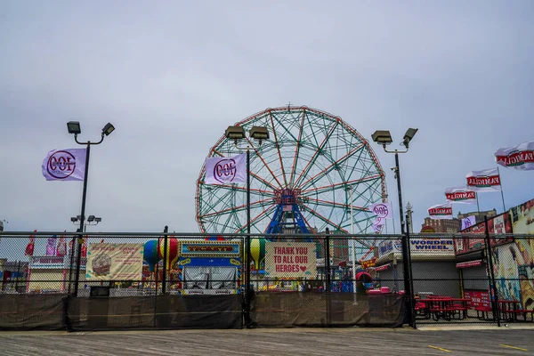 ニューヨーク州ブルックリン 2020年5月19日 コニーアイランド遊園地のワンダーホイールは100シーズンを祝います 100フィート偏心フェリスホイールDeno Sワンダーホイール この車輪は1920年に作られました — ストック写真