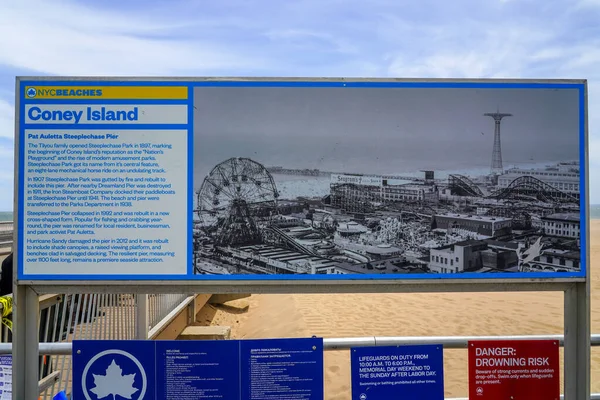 BrooKLYN, NEW YORK - 19 Mayıs 2020: Pat Auletta Steeplechase İskelesi Brooklyn, New York Coney Island Sahili