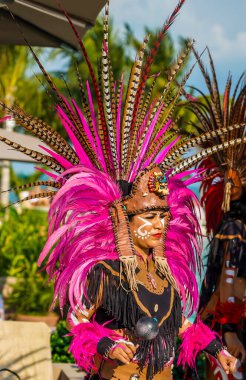 PLAYA MUJERES, MEXICO - 2 Ocak 2020: Atelier Playa Mujeres Hotel 'de yerel folklor dansçıları sahne aldı