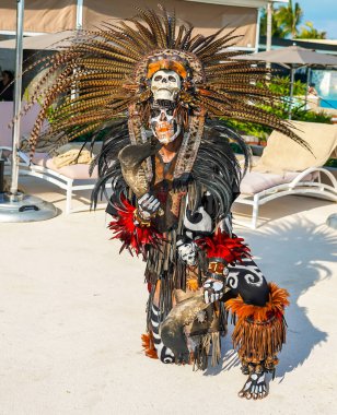 PLAYA MUJERES, MEXICO - 2 Ocak 2020: Atelier Playa Mujeres Hotel 'de yerel folklor dansçıları sahne aldı