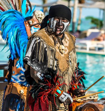 PLAYA MUJERES, MEXICO - 2 Ocak 2020: Atelier Playa Mujeres Hotel 'de yerel folklor dansçıları sahne aldı