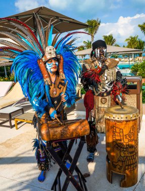 PLAYA MUJERES, MEXICO - 2 Ocak 2020: Atelier Playa Mujeres Hotel 'de yerel folklor dansçıları sahne aldı