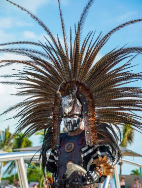 PLAYA MUJERES, MEXICO - 2 Ocak 2020: Atelier Playa Mujeres Hotel 'de yerel folklor dansçıları sahne aldı